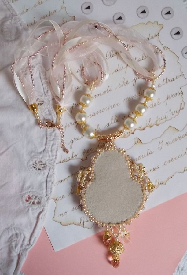 Poudre de Riz halsband broderat med Swarovskikristaller, guldpläterade accessoarer, pärlpärlor och fröpärlor.
