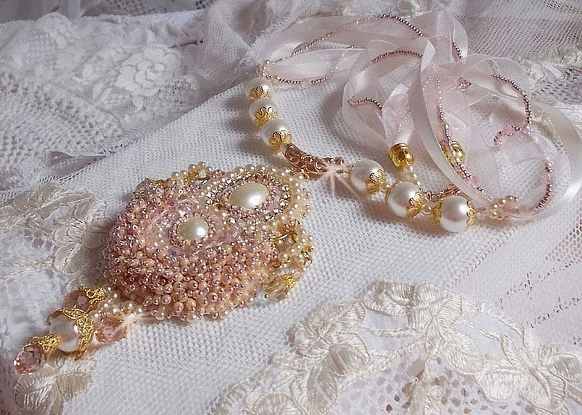 Poudre de Riz halsband broderat med Swarovskikristaller, guldpl&auml;terade accessoarer, p&auml;rlp&auml;rlor och fr&ouml;p&auml;rlor.