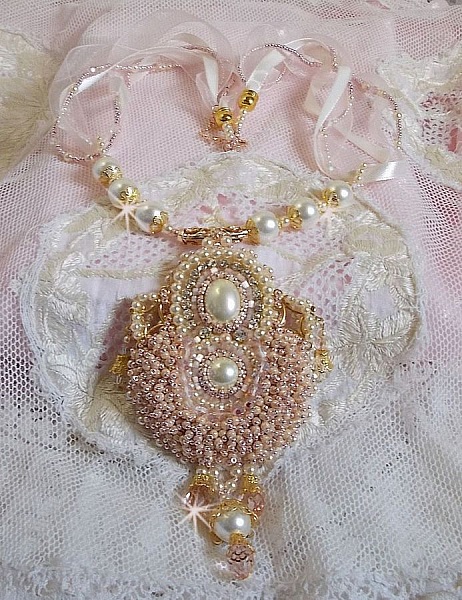 Poudre de Riz halsband broderat med Swarovskikristaller, guldpl&auml;terade accessoarer, p&auml;rlp&auml;rlor och fr&ouml;p&auml;rlor.