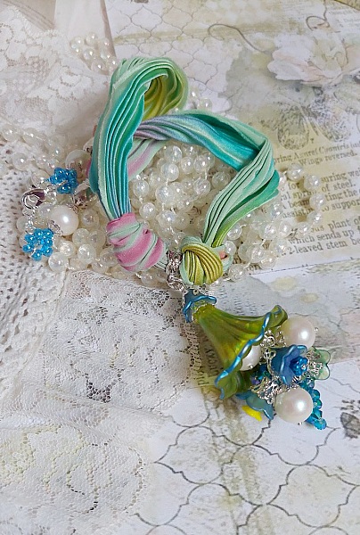 Collier artisanal fleurs acryliques, ruban soie et perles Swarovski.