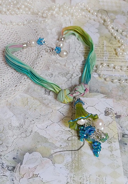 Collier artisanal en ruban de soie, fleurs acryliques et perles.