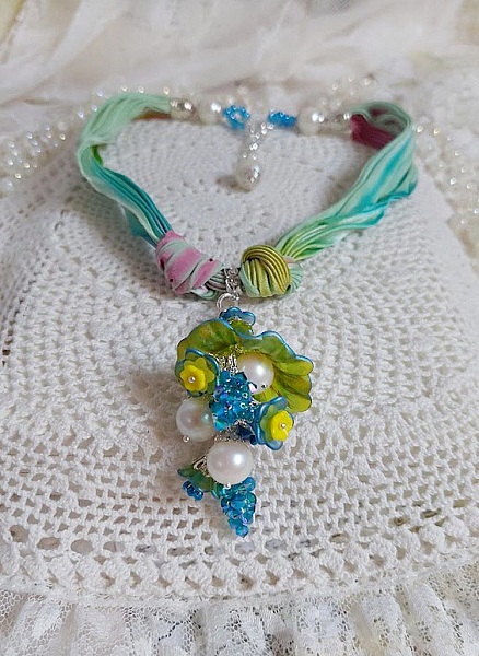 Collier artisanal avec fleurs acryliques, ruban soie et cristaux Swarovski.