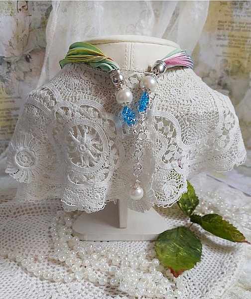 Collier artisanal en soie, perles Swarovski et chaîne argentée.