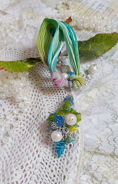 Collier artisanal avec fleurs acryliques, ruban soie et perles Swarovski.