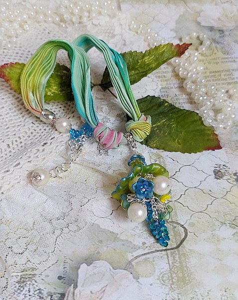 Collier artisanal en ruban, fleurs acryliques et perles Swarovski.