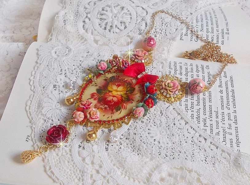 Collier artisanal Roseraie Provençale avec roses et nœud rouge.