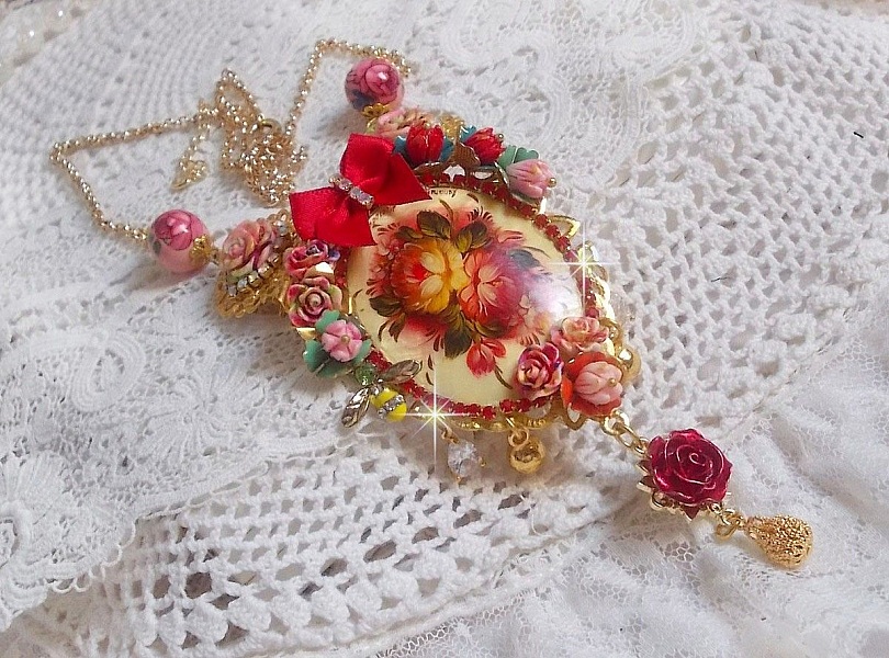 Collier artisanal Roseraie Provençale avec roses et nœud rouge.
