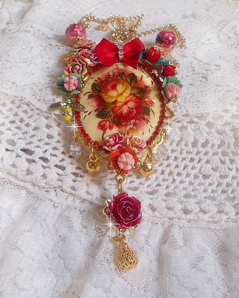 Collier artisanal Roseraie Provençale avec roses et nœud rouge.
