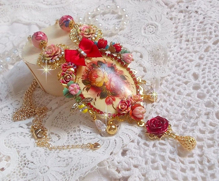 Collier artisanal Roseraie Provençale avec roses et nœud rouge.