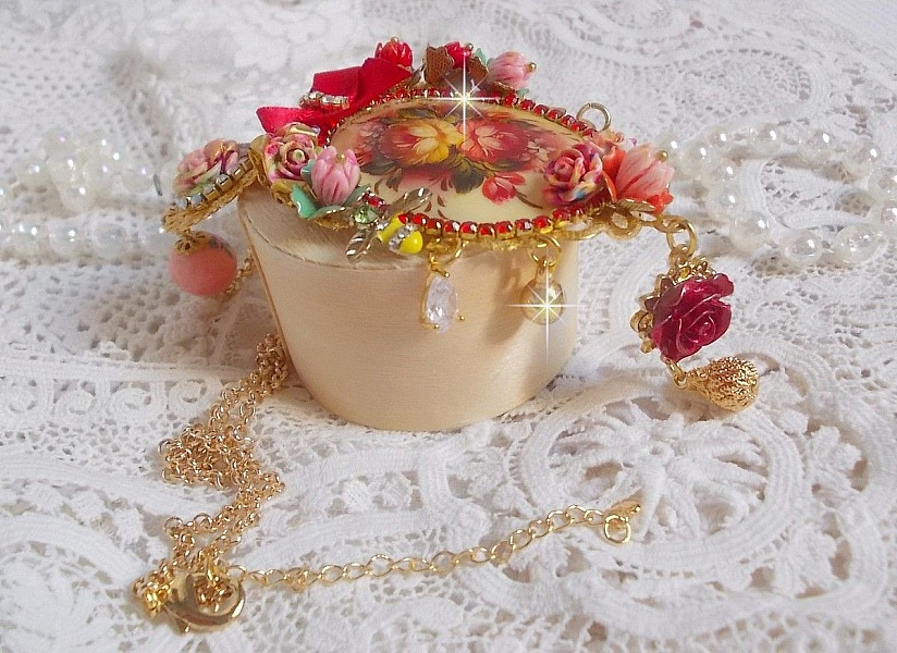 Collier artisanal Roseraie Provençale avec roses et nœud rouge.