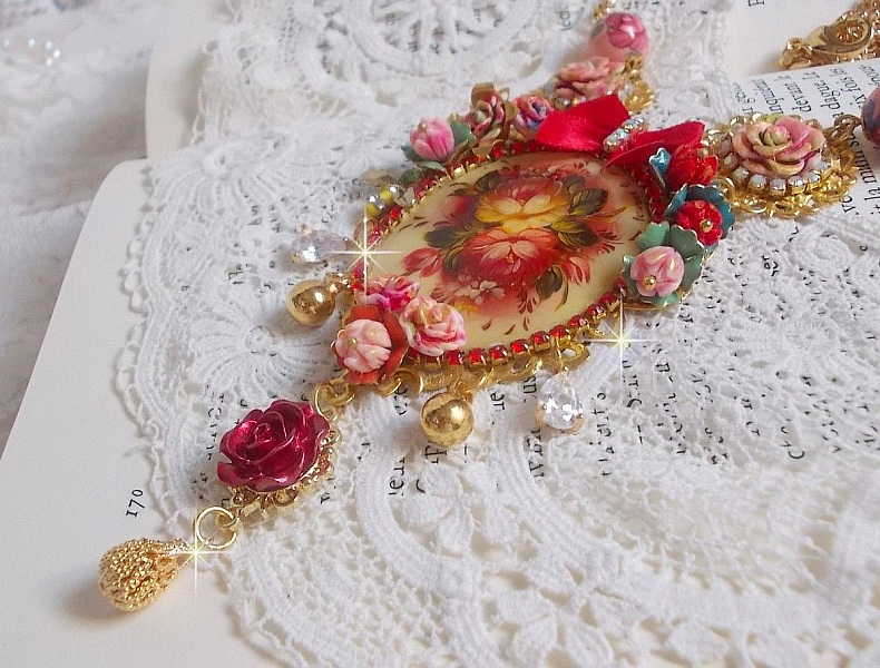 Collier artisanal Roseraie Provençale avec roses et nœud rouge.