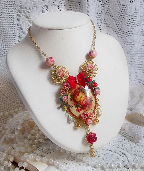 Collier artisanal Roseraie Provençale avec roses et nœud rouge.