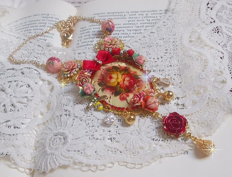 Collier artisanal Roseraie Provençale avec roses et nœud rouge.