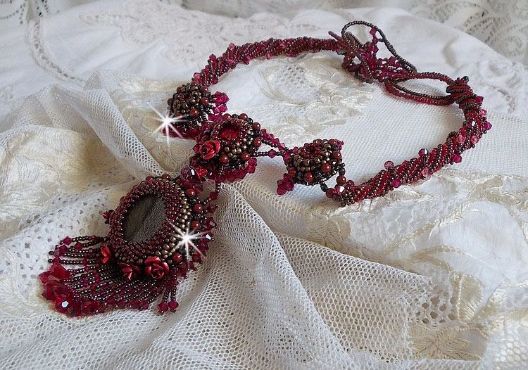 Rubby One halsband broderat med Swarovskikristaller och en keramisk cabochon
