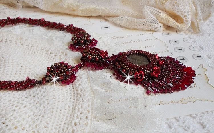 Rubby One halsband broderat med Swarovskikristaller och en keramisk cabochon