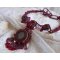 Rubby One halsband broderat med Swarovskikristaller och en keramisk cabochon