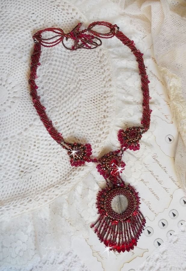 Rubby One halsband broderat med Swarovskikristaller och en keramisk cabochon