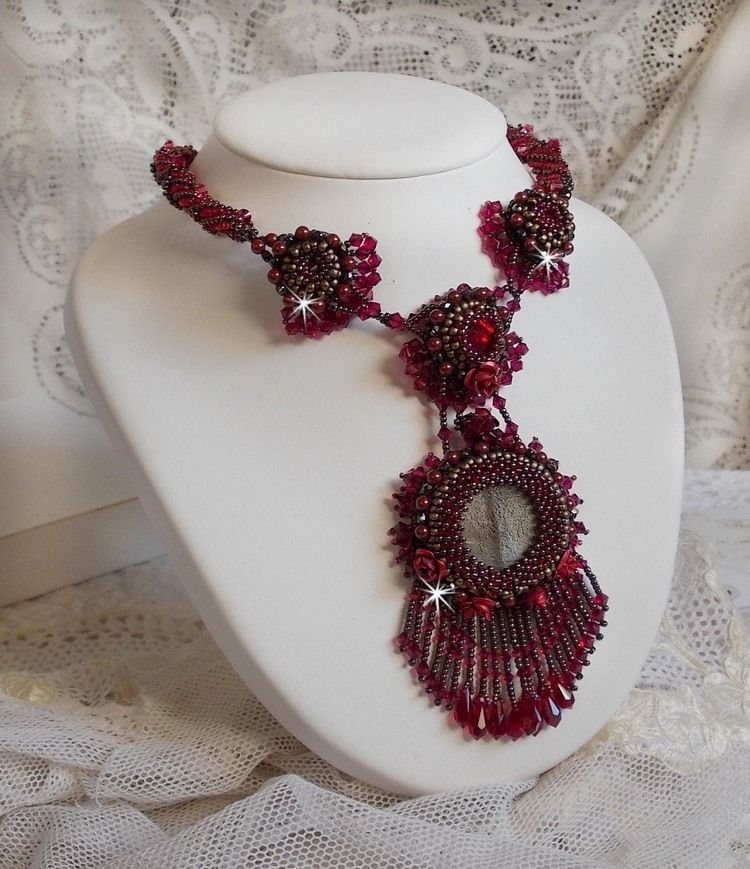 Rubby One halsband broderat med Swarovskikristaller och en keramisk cabochon