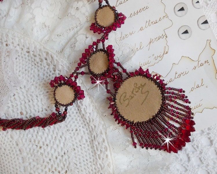 Rubby One halsband broderat med Swarovskikristaller och en keramisk cabochon