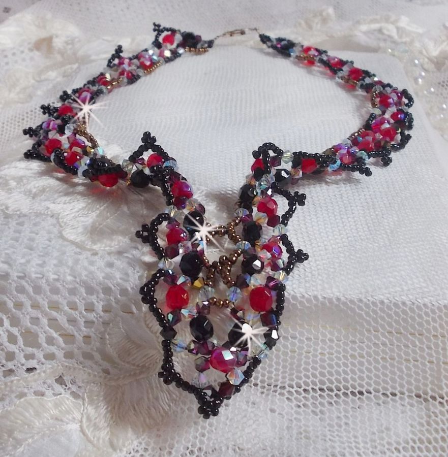 Rubin och svart halsband med Swarovskikristallfacetter och spinnare
