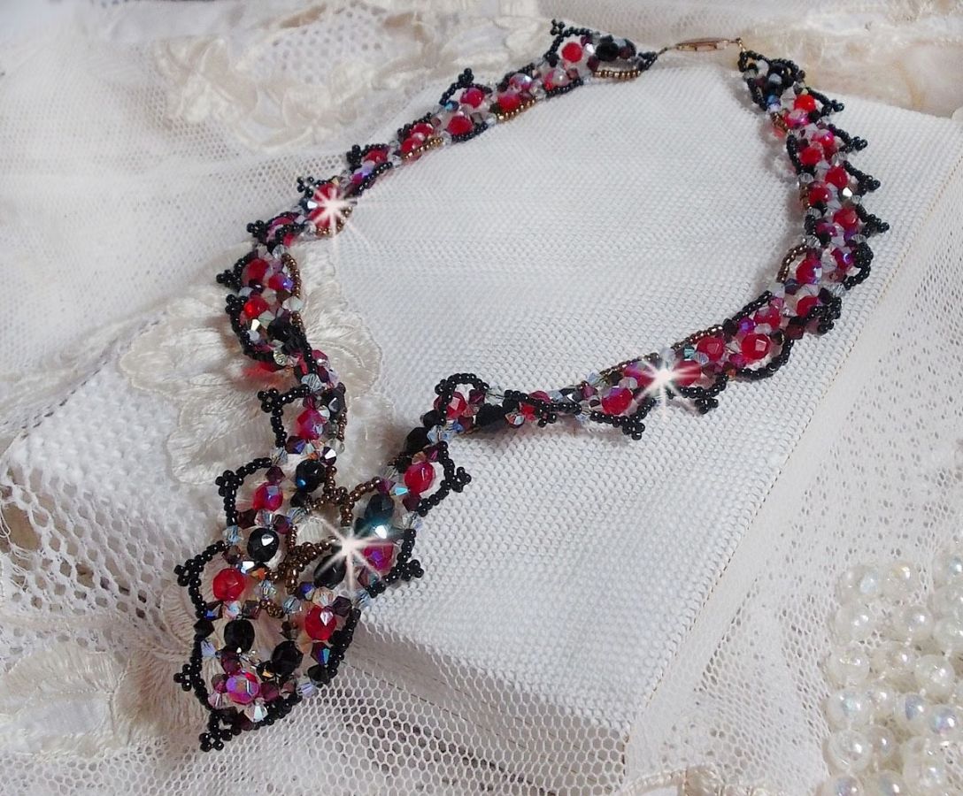 Rubin och svart halsband med Swarovskikristallfacetter och spinnare
