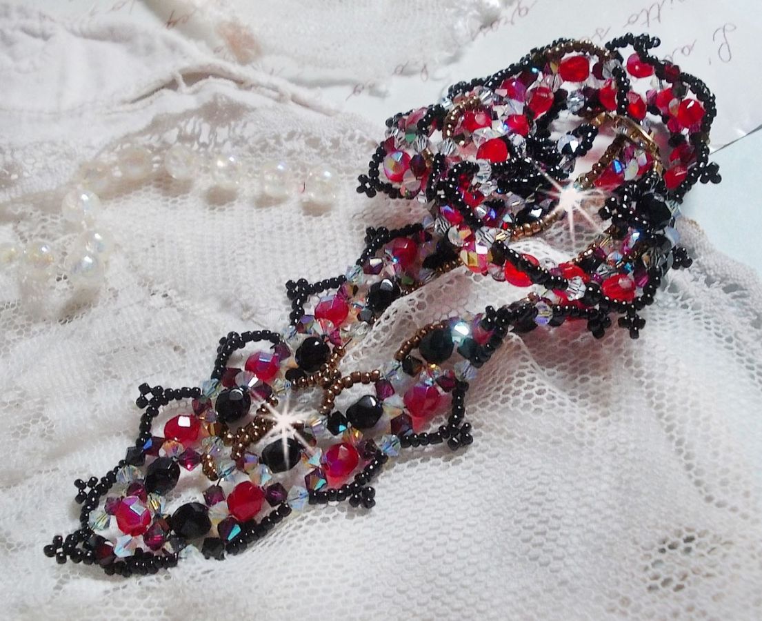 Rubin och svart halsband med Swarovskikristallfacetter och spinnare