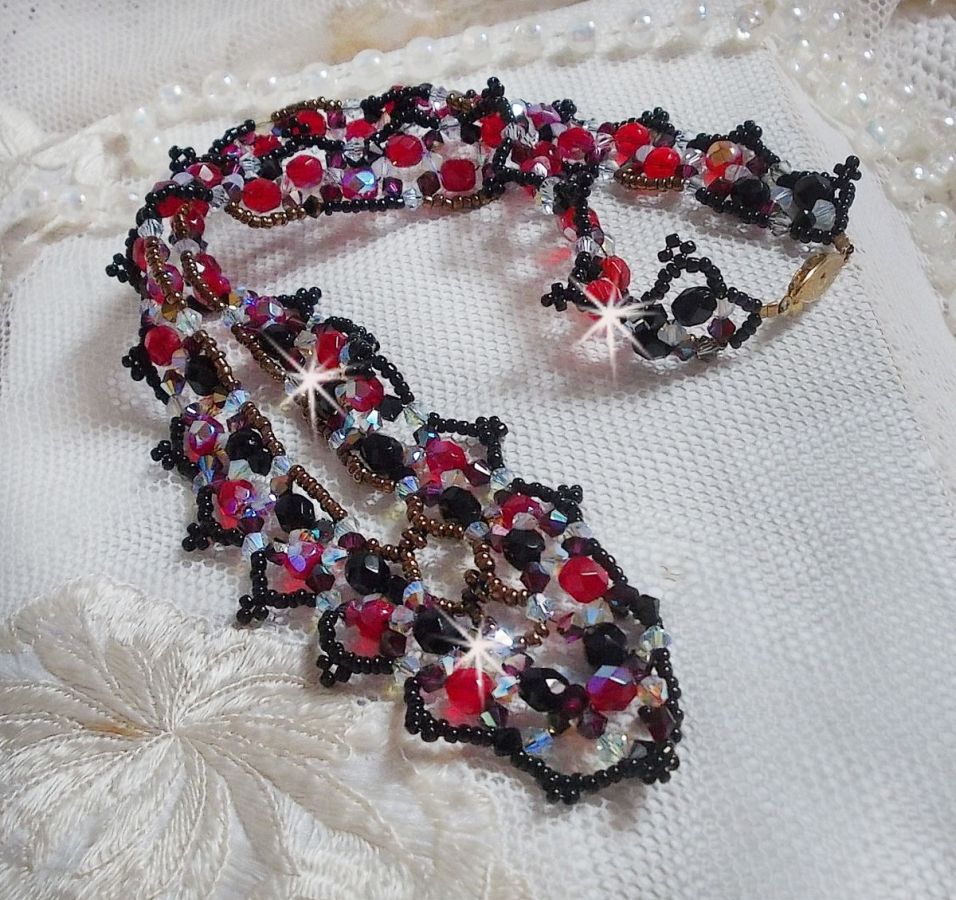 Rubin och svart halsband med Swarovskikristallfacetter och spinnare
