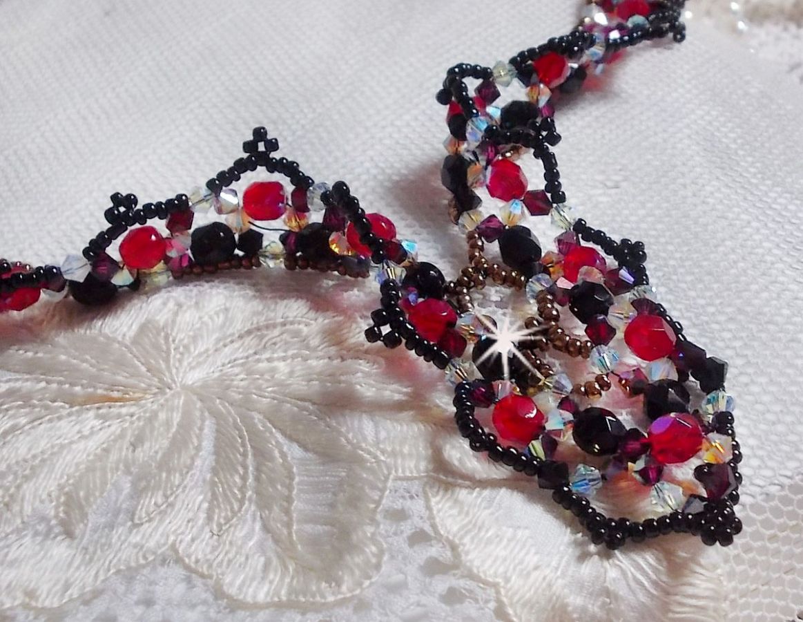 Rubin och svart halsband med Swarovskikristallfacetter och spinnare