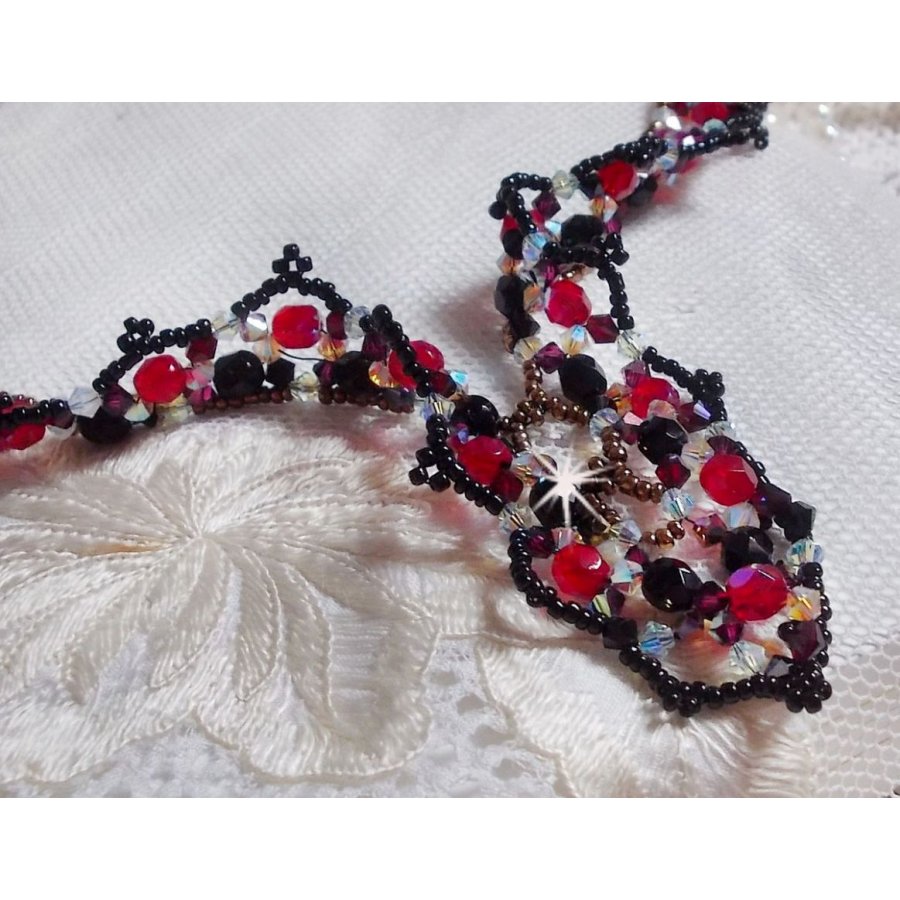 Rubin och svart halsband med Swarovskikristallfacetter och spinnare