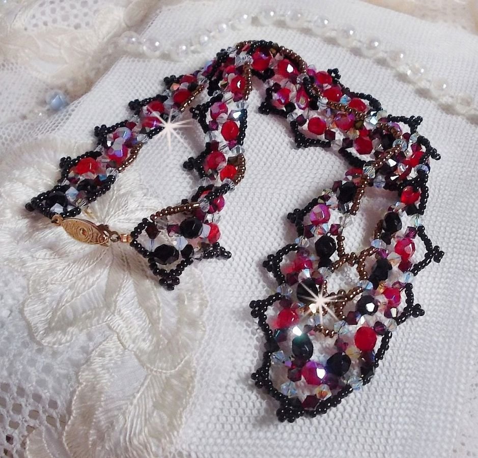 Rubin och svart halsband med Swarovskikristallfacetter och spinnare