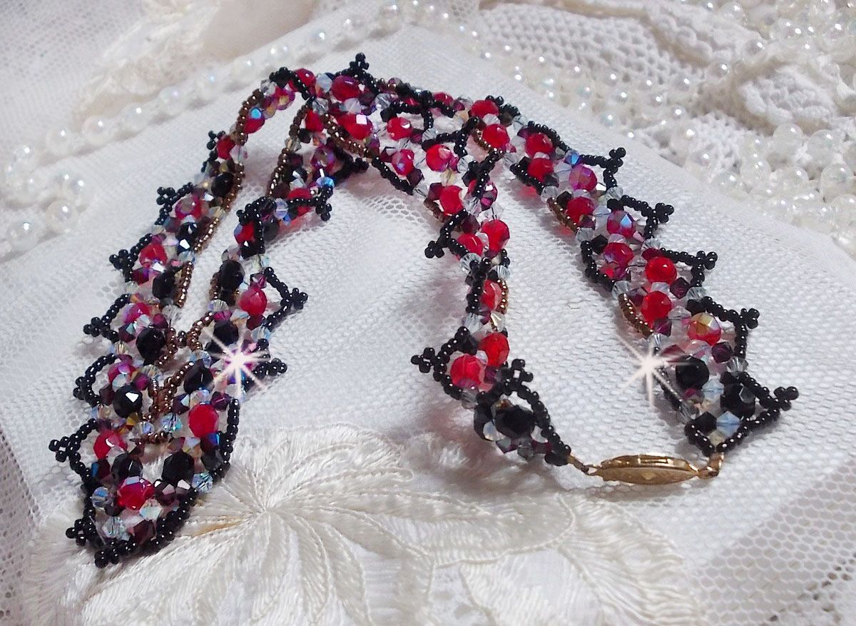 Rubin och svart halsband med Swarovskikristallfacetter och spinnare
