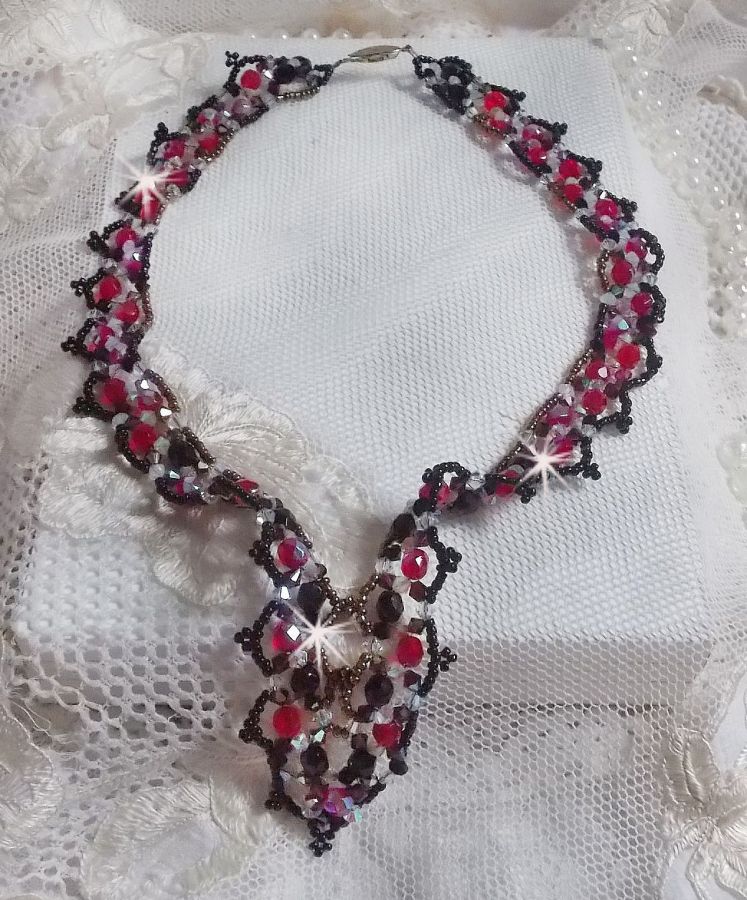 Rubin och svart halsband med Swarovskikristallfacetter och spinnare