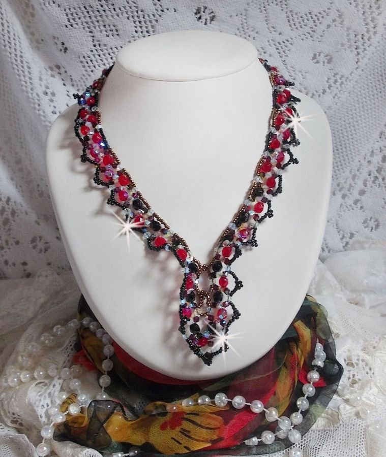 Rubin och svart halsband med Swarovskikristallfacetter och spinnare