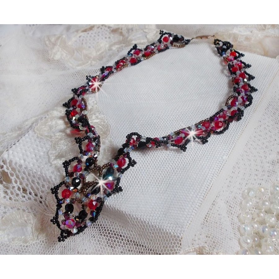 Rubin och svart halsband med Swarovskikristallfacetter och spinnare