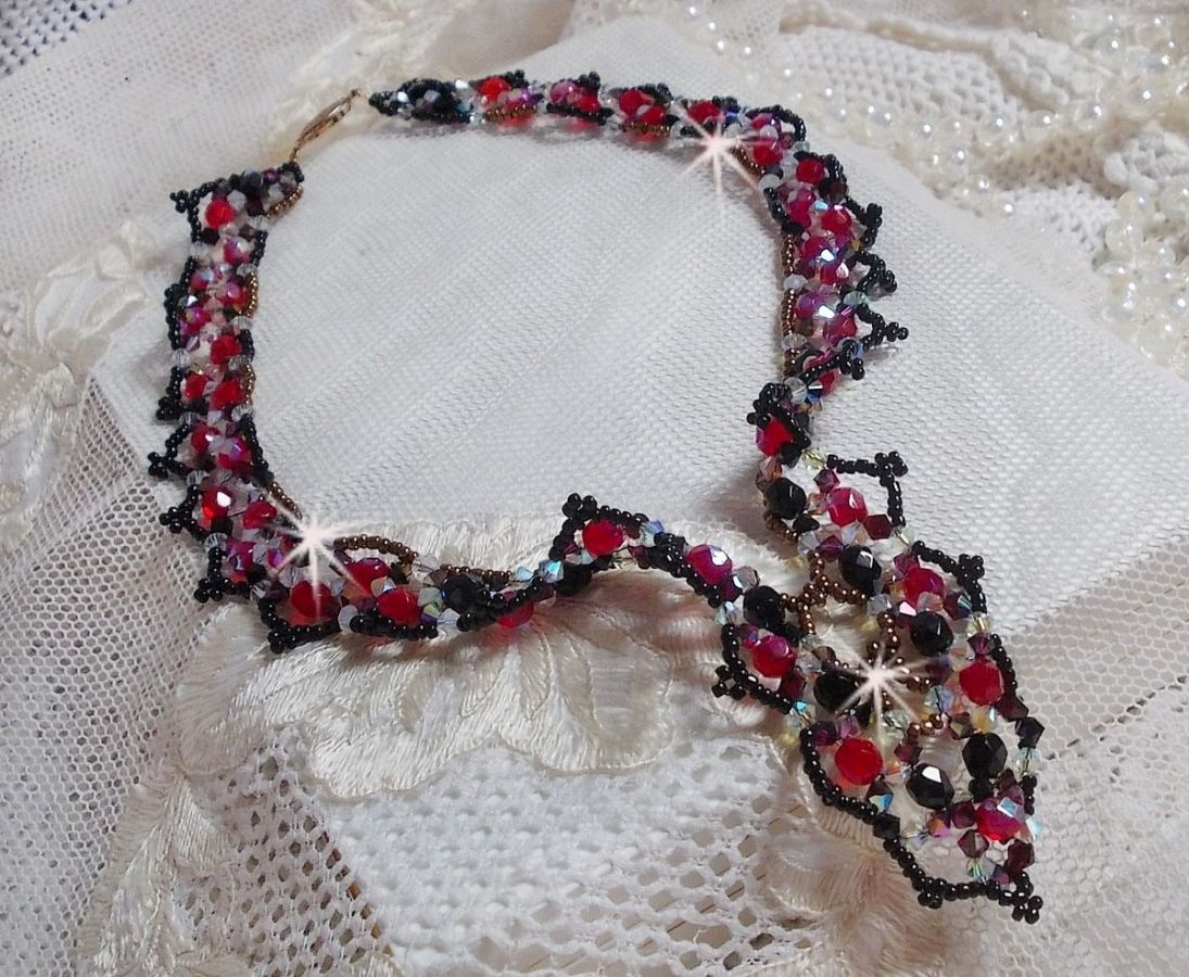 Rubin och svart halsband med Swarovskikristallfacetter och spinnare