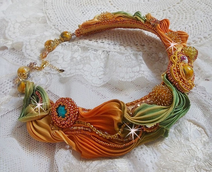 Rumba Haute-Couture halsband broderat med silke shibori, soutache och Swaroski-kristaller