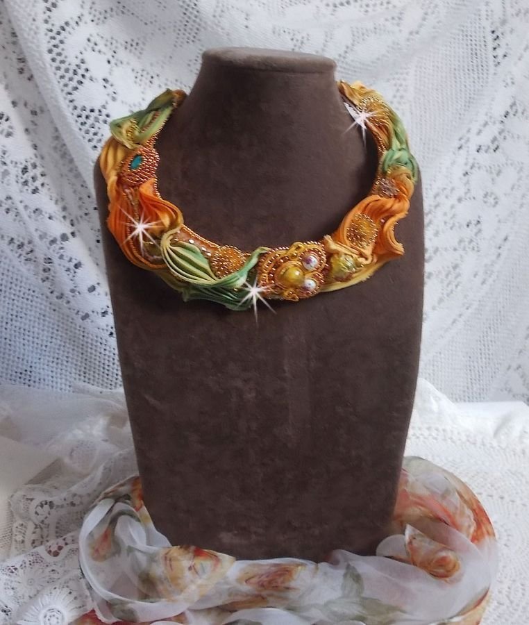 Rumba Haute-Couture halsband broderat med silke shibori, soutache och Swaroski-kristaller