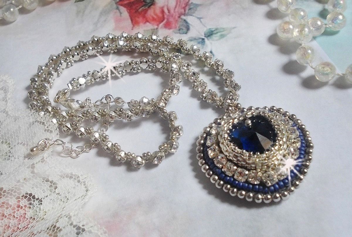 Blå safir halsband med Swarovski kristallhjärta, Miyuki silver fröpärlor, kapslar, 925/1000 silver lås och förlängningskedja
