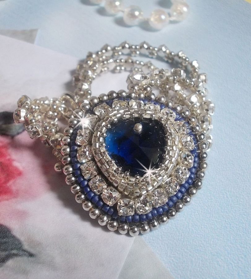 Blå safir halsband med Swarovski kristallhjärta, Miyuki silver fröpärlor, kapslar, 925/1000 silver lås och förlängningskedja