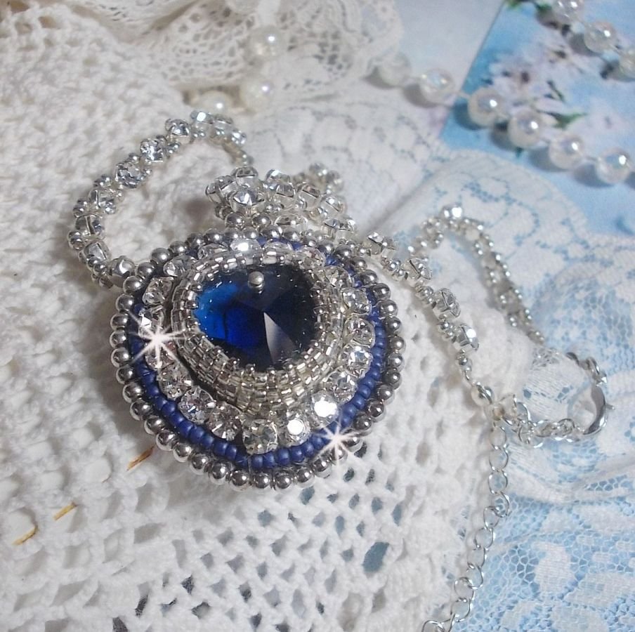 Blå safir halsband med Swarovski kristallhjärta, Miyuki silver fröpärlor, kapslar, 925/1000 silver lås och förlängningskedja