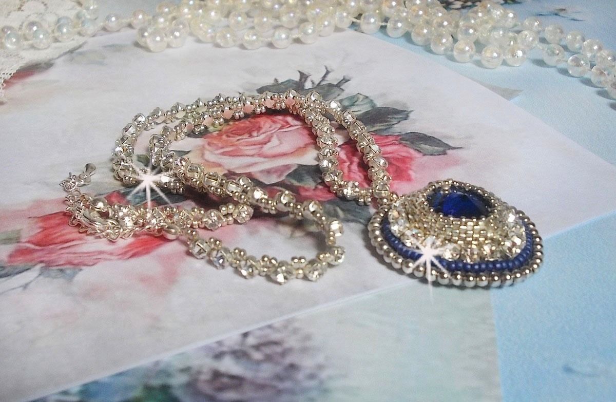 Blå safir halsband med Swarovski kristallhjärta, Miyuki silver fröpärlor, kapslar, 925/1000 silver lås och förlängningskedja
