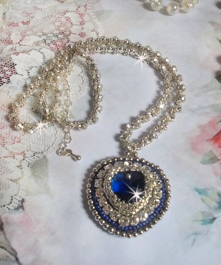 Blå safir halsband med Swarovski kristallhjärta, Miyuki silver fröpärlor, kapslar, 925/1000 silver lås och förlängningskedja