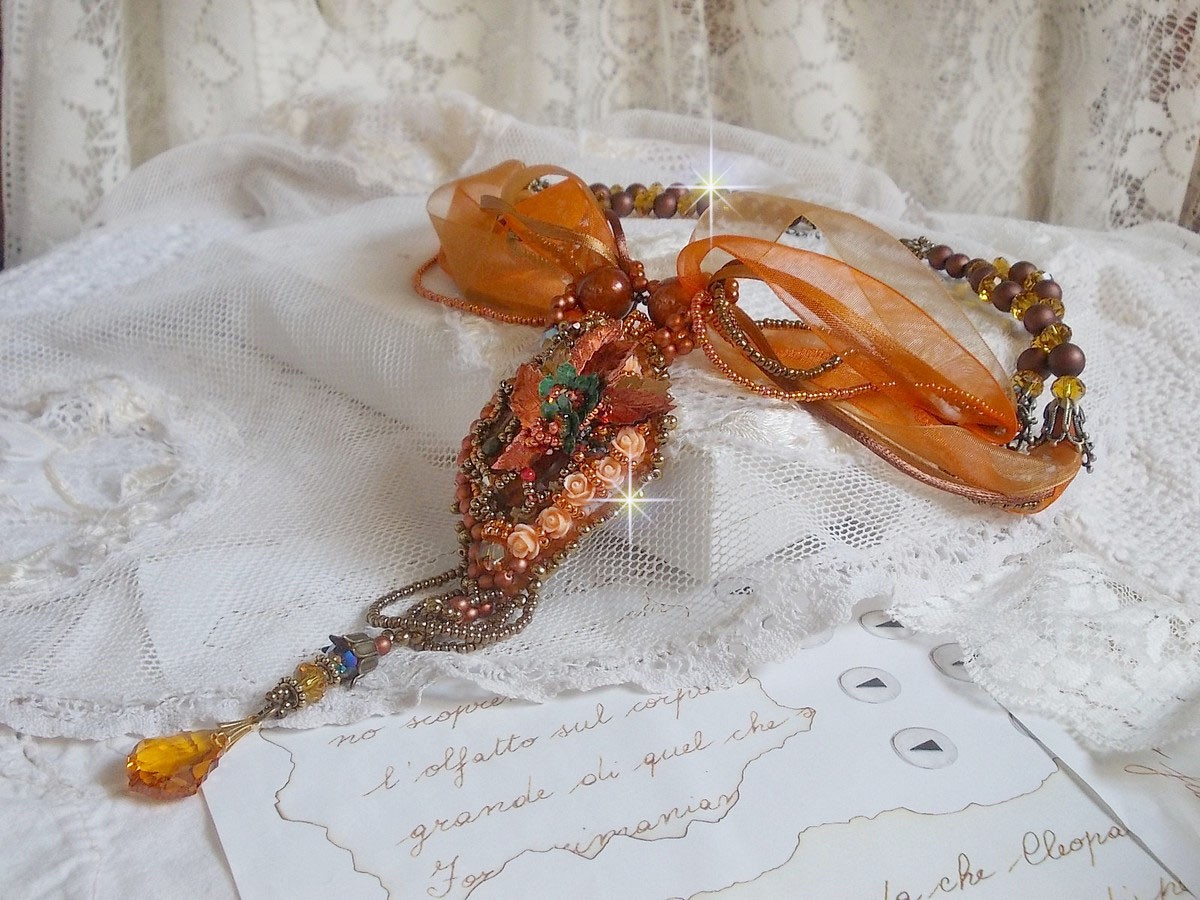Souffle d'Automne Chic Ethnique hänge, broderad med pärlor och Swarovski-kristall 