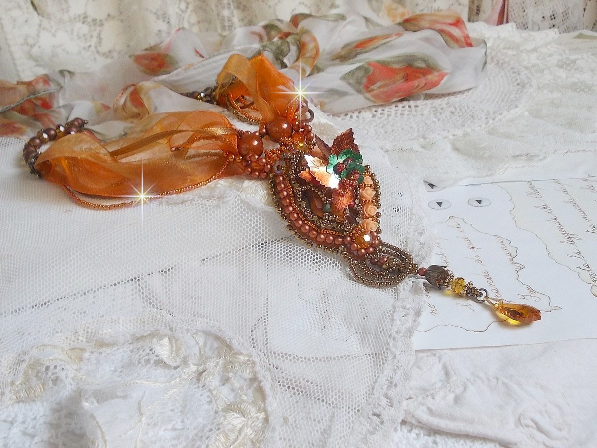 Souffle d'Automne Chic Ethnique hänge, broderad med pärlor och Swarovski-kristall 