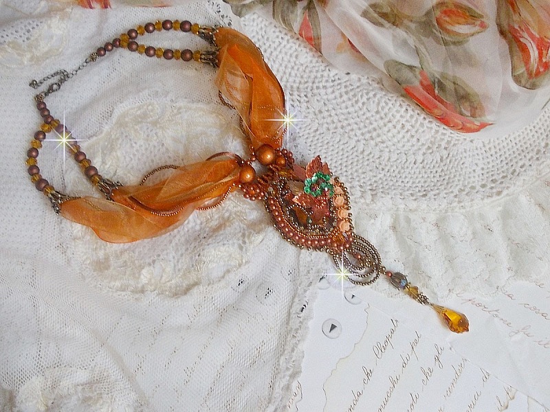 Souffle d'Automne Chic Ethnique h&auml;nge, broderad med p&auml;rlor och Swarovski-kristall 