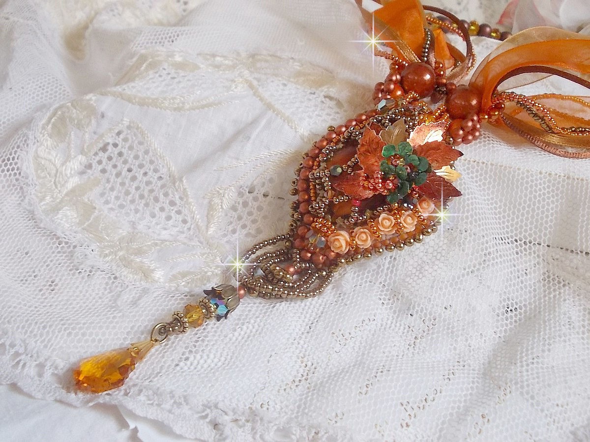 Souffle d'Automne Chic Ethnique hänge, broderad med pärlor och Swarovski-kristall 