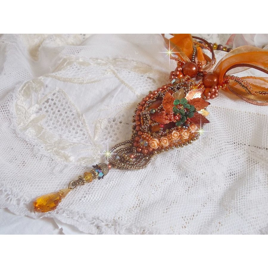 Souffle d'Automne Chic Ethnique hänge, broderad med pärlor och Swarovski-kristall 