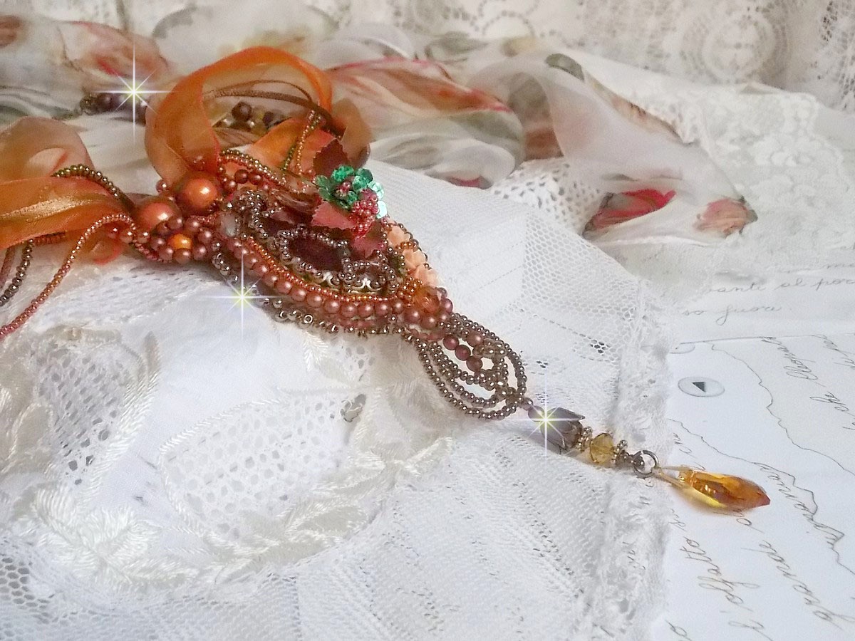 Souffle d'Automne Chic Ethnique hänge, broderad med pärlor och Swarovski-kristall 