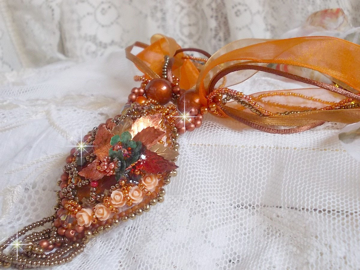 Souffle d'Automne Chic Ethnique hänge, broderad med pärlor och Swarovski-kristall 
