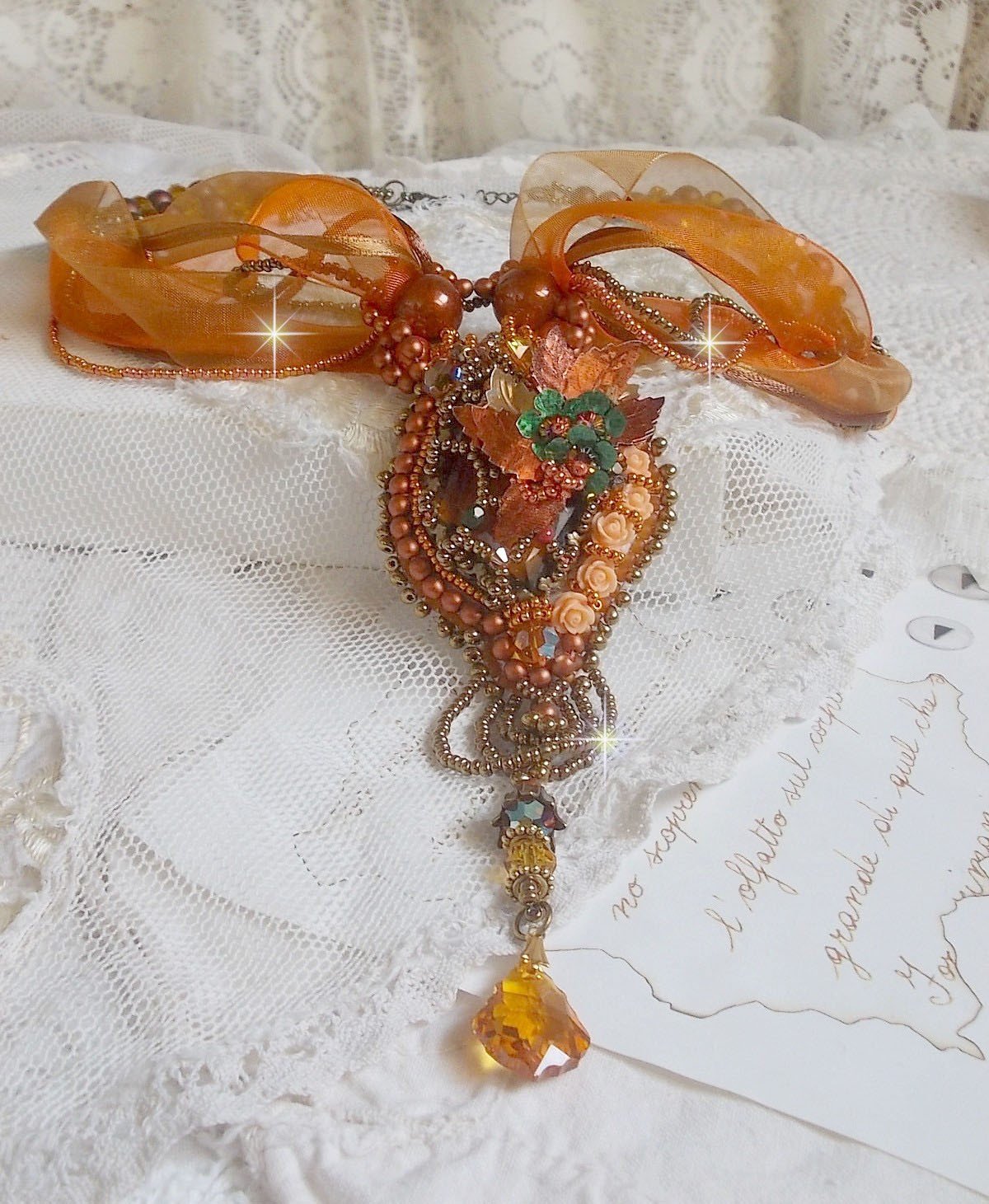 Souffle d'Automne Chic Ethnique hänge, broderad med pärlor och Swarovski-kristall 